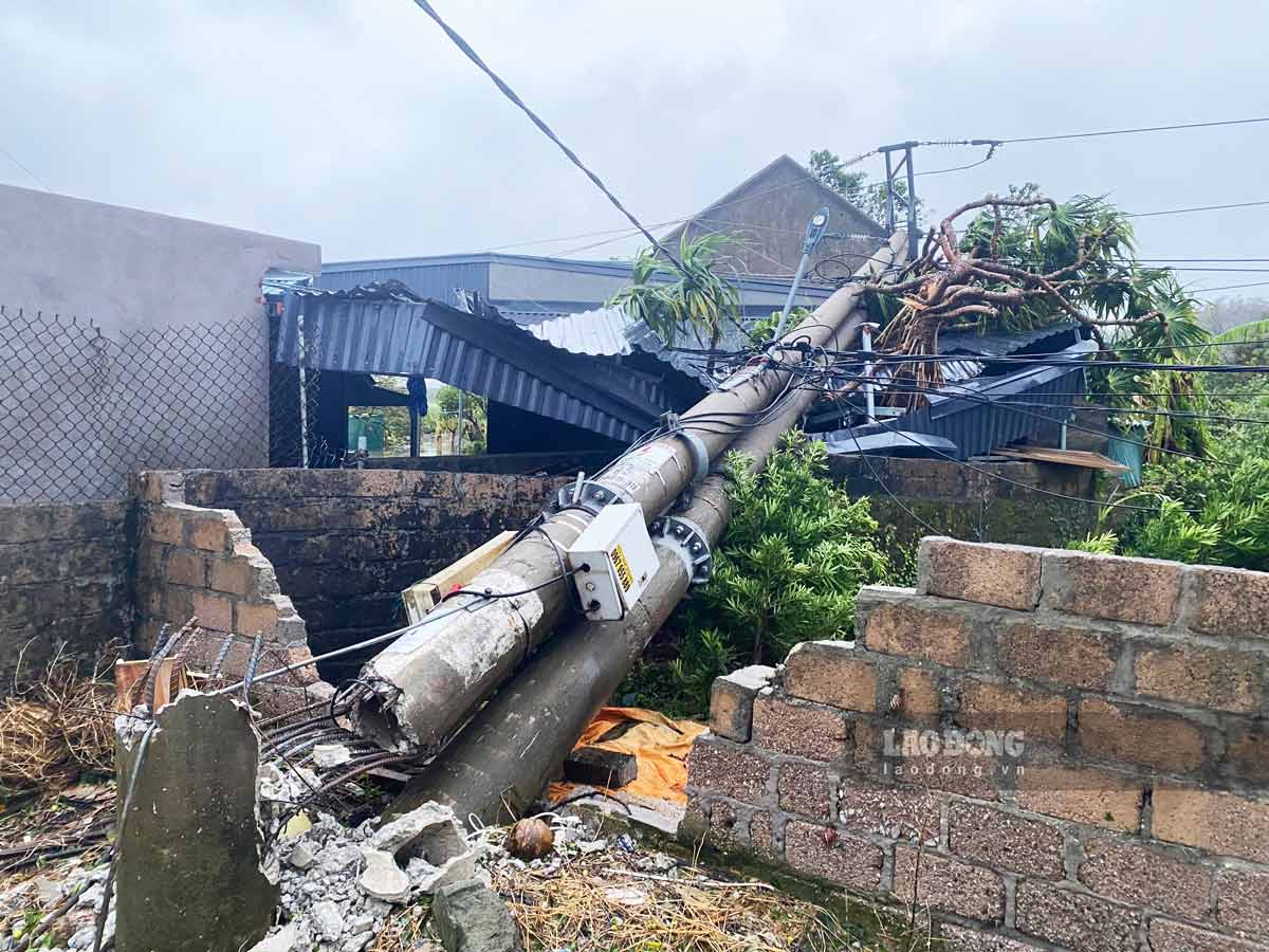 Một cột điện ở huyện đảo Cô Tô, tỉnh Quảng Ninh bị gãy đổ. Ảnh: Thu Báu