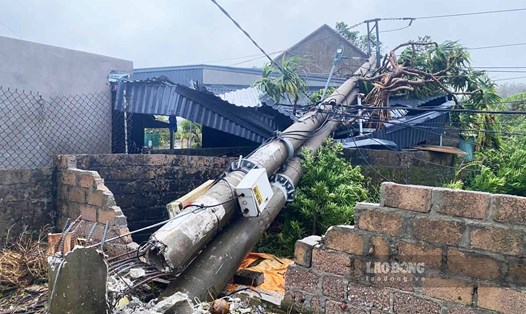 Một cột điện ở huyện đảo Cô Tô, tỉnh Quảng Ninh bị gãy đổ. Ảnh: Thu Báu
