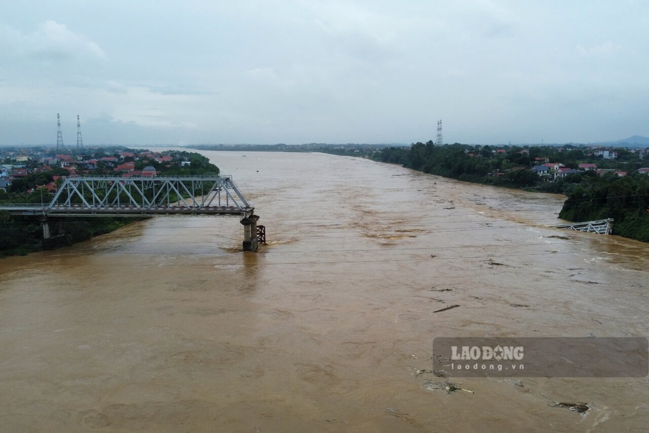 Hiện trường vụ sập cầu Phong Châu. Ảnh: Tô Công
