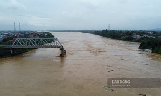 Hiện trường vụ sập cầu Phong Châu. Ảnh: Tô Công