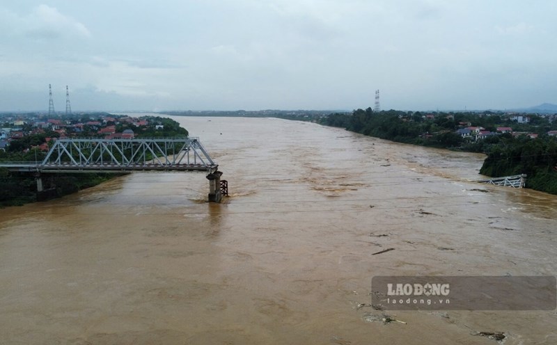 Hiện trường vụ sập cầu Phong Châu. Ảnh: Tô Công