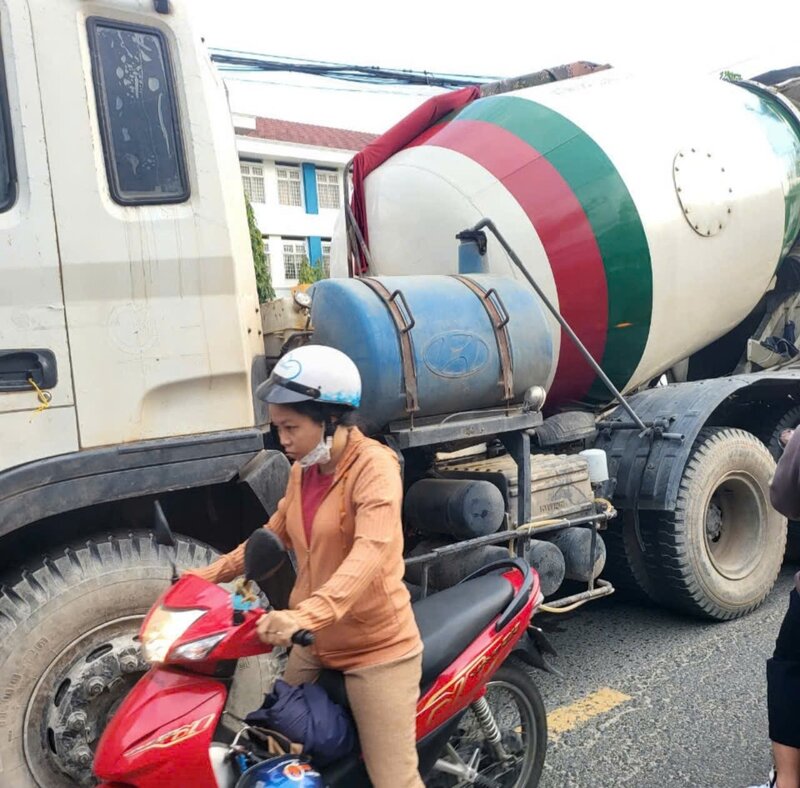 Xe trộn bê tông này đi vào giờ cao điểm gây ùn tắc giao thông. Ảnh: Huân Cao