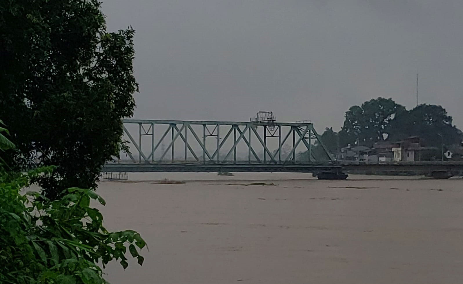 Cầu Yên Bái chiều 9.9.  Ảnh: ĐVCC