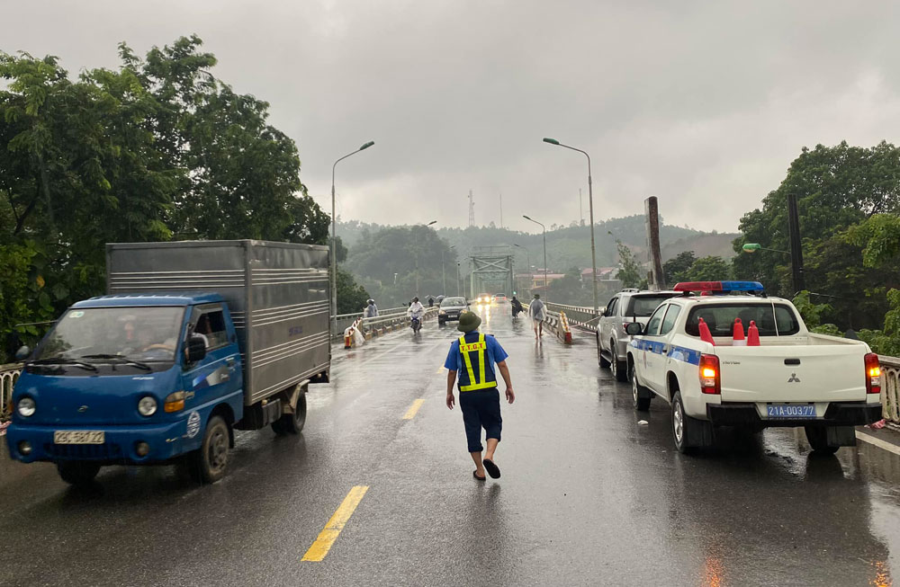 Yen Bai bridge closed from 6pm today. Photo: DVCC