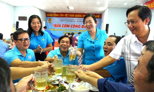 Phó Chủ tịch LĐLĐ tỉnh An Giang Lư Thị Kim Thùy (đứng, bìa trái) cùng đại diện ban lãnh đạo và CĐCS Công ty Cổ phần Xây lắp An Giang chung vui với đoàn viên tại Bữa cơm Công đoàn. Ảnh: Lục Tùng