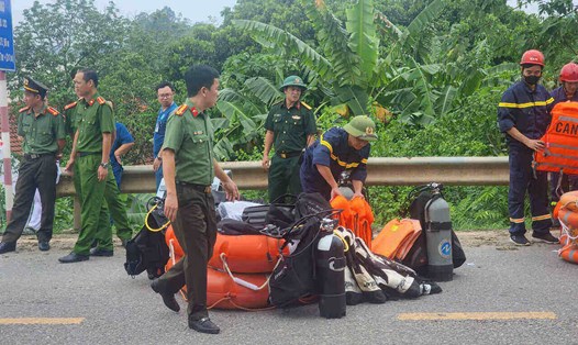 Cơ quan chức năng đang tích cực vào cuộc vụ sập cầu Phong Châu. Ảnh: Tô Công