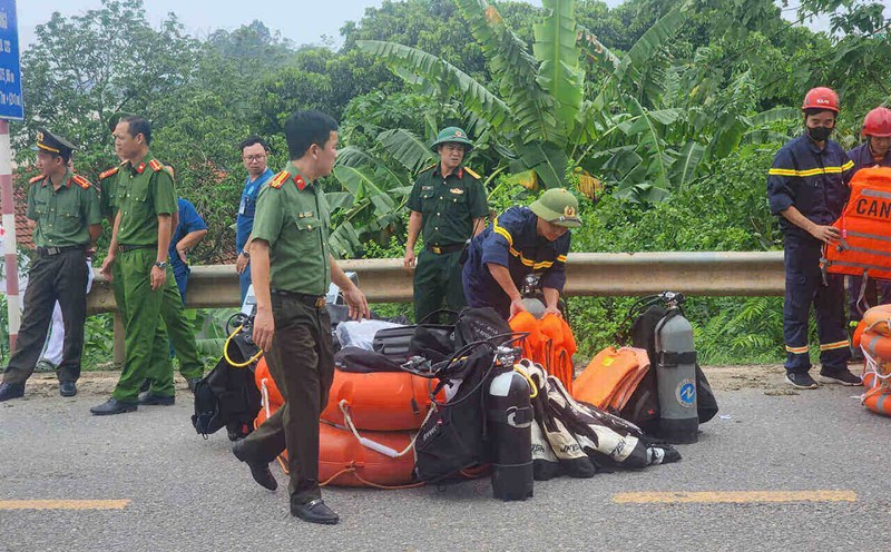 Cơ quan chức năng đang tích cực vào cuộc vụ sập cầu Phong Châu. Ảnh: Tô Công
