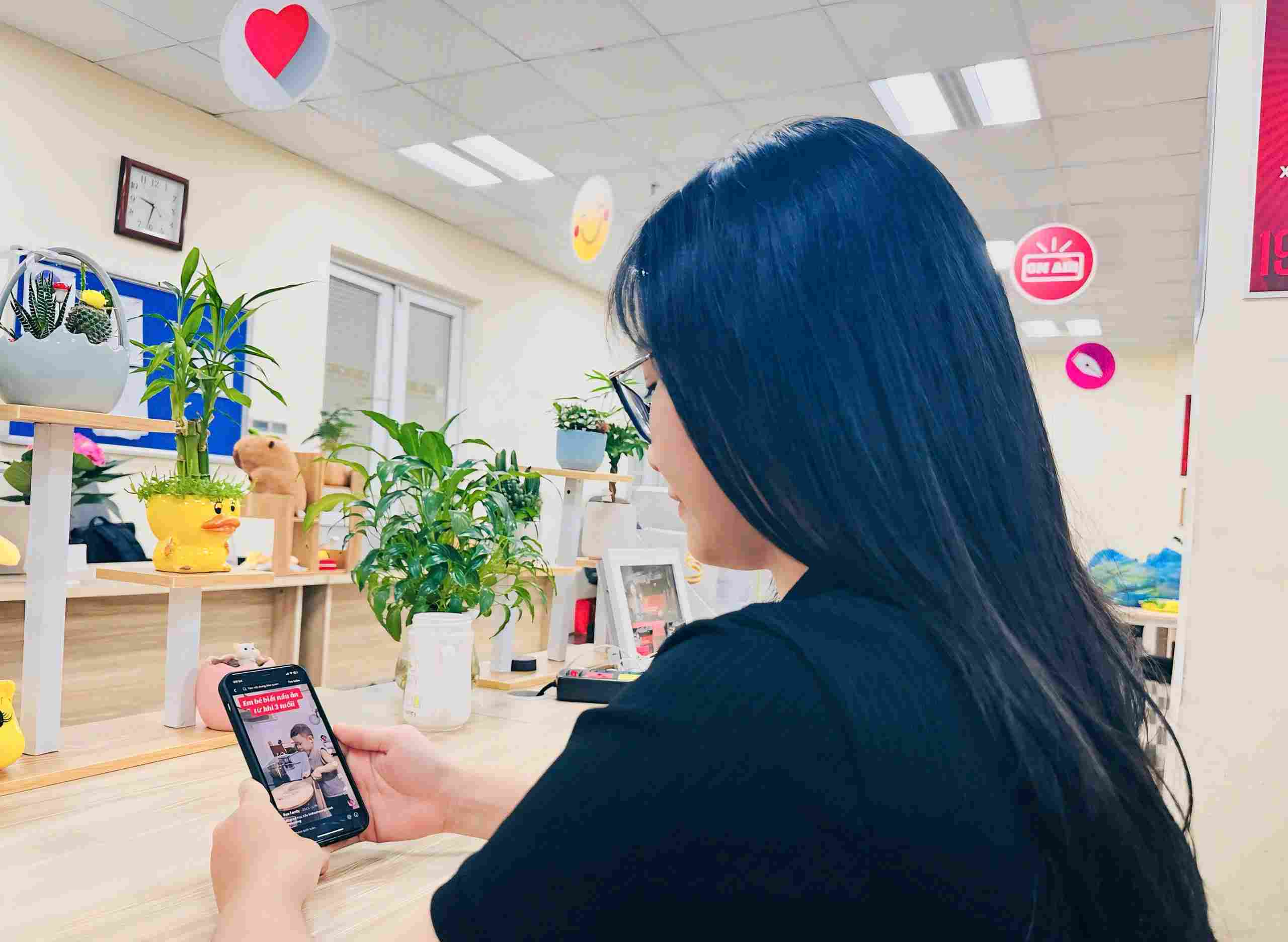 Phụ huynh không nên chia sẻ những thông tin cá nhân của con lên mạng xã hội. Ảnh: Minh Hà