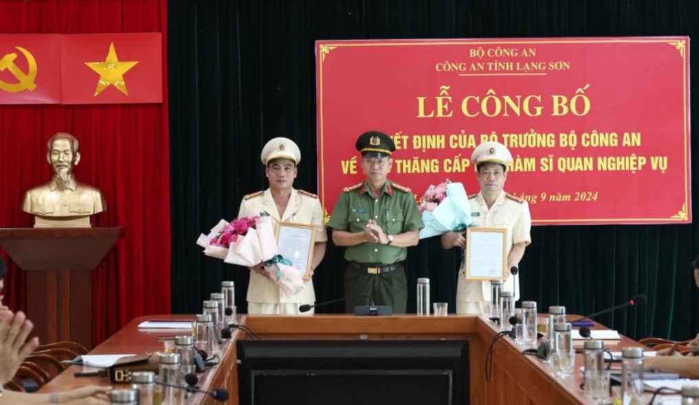 2 Phó Giám đốc Công an tỉnh Lạng Sơn được thăng quân hàm. Ảnh: Công an tỉnh Lạng Sơn