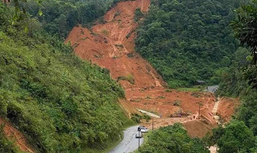Tìm thấy thi thể 4 nạn nhân vụ xe khách bị sạt lở đẩy trôi xuống sông ở Cao Bằng. Ảnh: Hà Cương