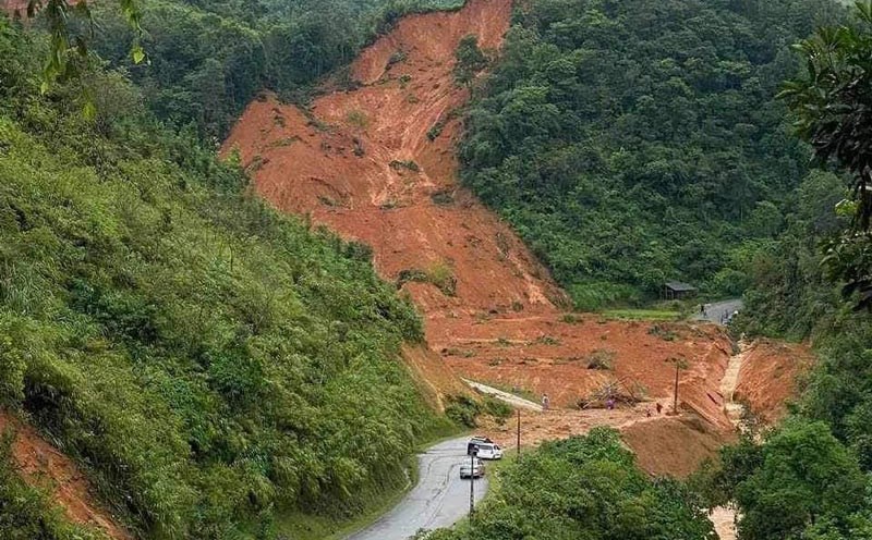 Tìm thấy thi thể 4 nạn nhân vụ xe khách bị sạt lở đẩy trôi xuống sông ở Cao Bằng. Ảnh: Hà Cương