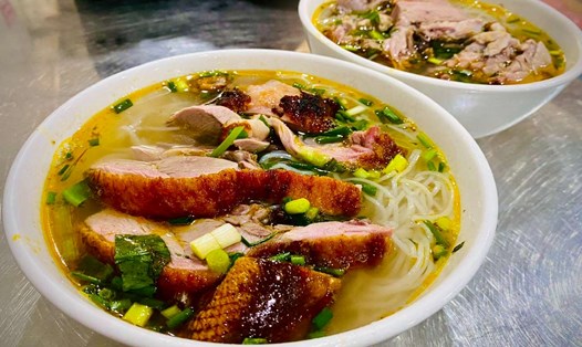 Một suất bún vịt quay lu đầy đủ tại quán. Ảnh: Minh Thương