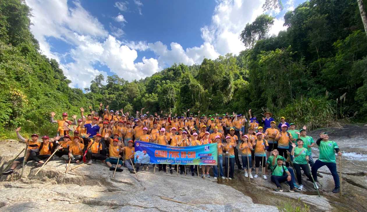 Khatoco Youth Union members conquer Ho-Cho upstream waterfall. Photo: Kieu Huong