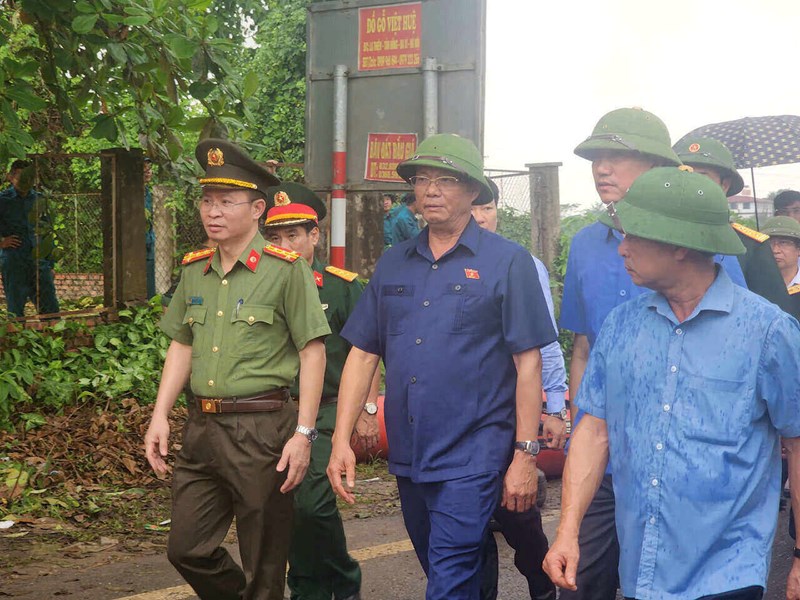 Phó Chủ tịch Quốc hội Trần Quang Phương đã trực tiếp tới kiểm tra hiện trường vụ sập cầu Phong Châu. Ảnh: Tô Công.