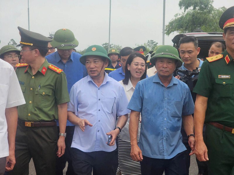 Phó Thủ tướng Chính phủ Hồ Đức Phớc (áo xanh nhạt) trực tiếp có mặt tại hiện trường vụ sập cầu Phong Châu. Ảnh: Tô Công