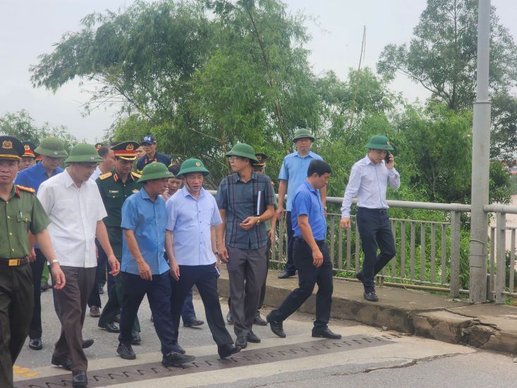 Party Central Committee member, Deputy Prime Minister Ho Duc Phoc directly inspected the Phong Chau bridge collapse. Photo: To Cong