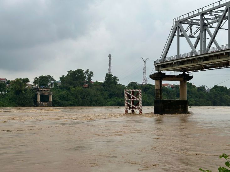 Cầu Phong Châu bị sập. Ảnh: Tô Công