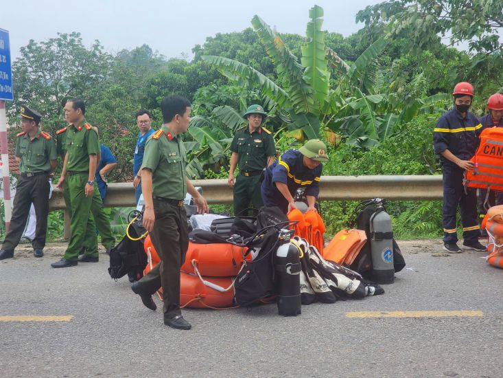 Rescue forces are preparing equipment for rescue, however, due to the high and fast-flowing river water, rescue work has not been able to be carried out yet. Photo: To Cong