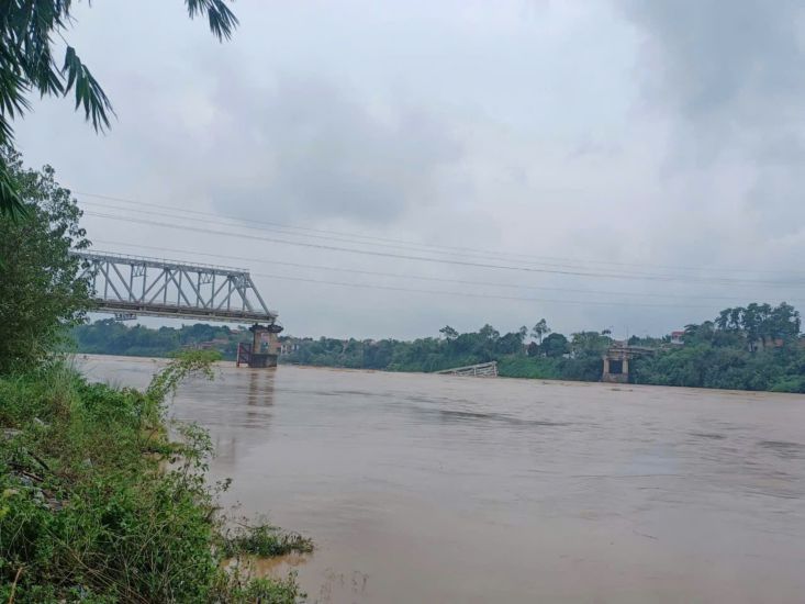 Phong Chau bridge collapse incident in Phu Tho. Photo: TO CONG