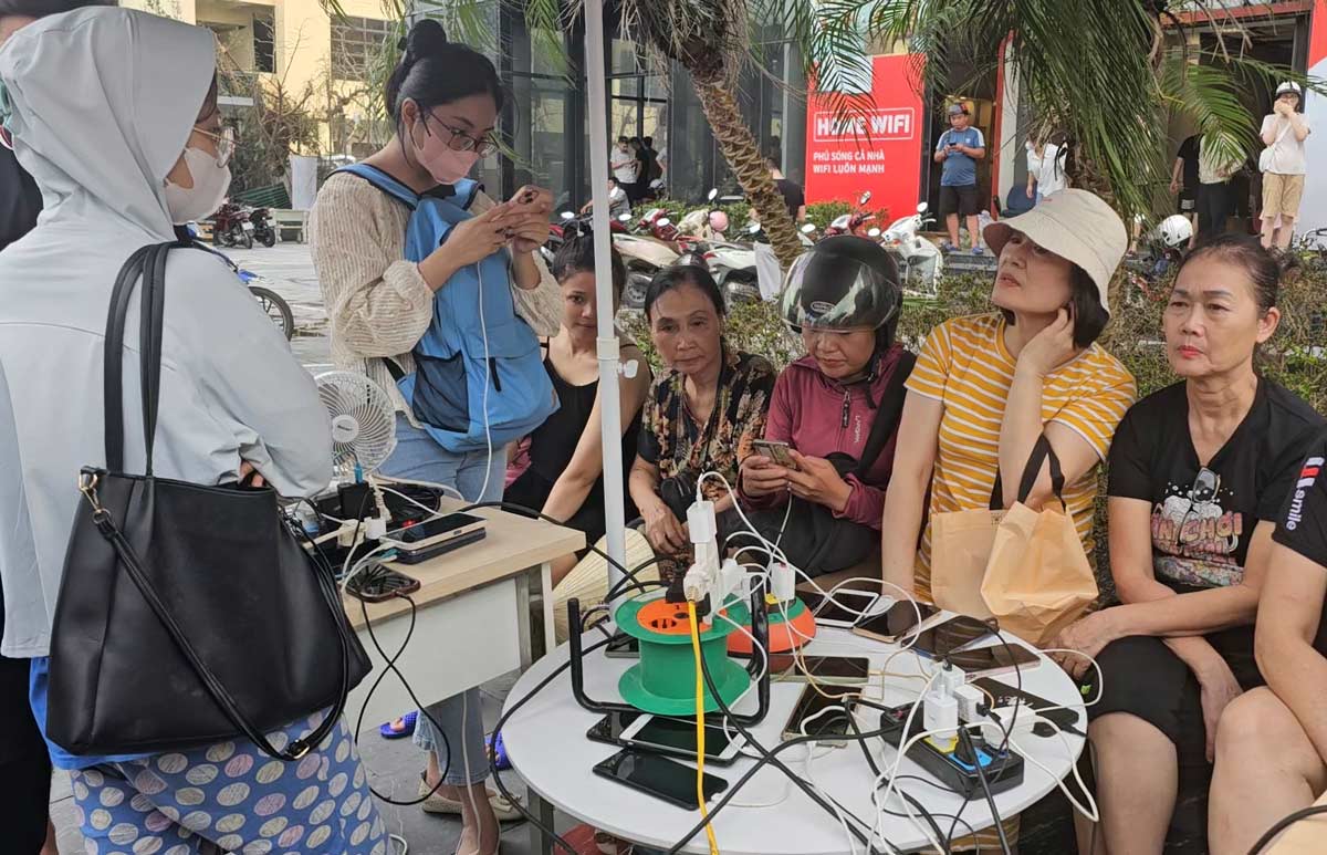 Trạm sạc điện thoại miễn phí tại Quảng Ninh. Ảnh: Đoàn Hưng