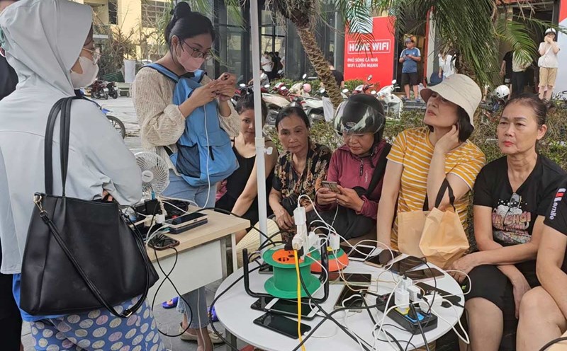 Trạm sạc điện thoại miễn phí tại Quảng Ninh. Ảnh: Đoàn Hưng
