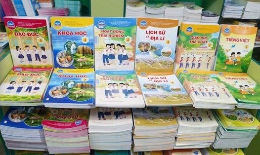 Bộ GDĐ yêu cầu hỗ trợ học sinh khó khăn, bổ sung sách giáo khoa cho địa phương ảnh hưởng mưa bão. Ảnh: Vân Trang