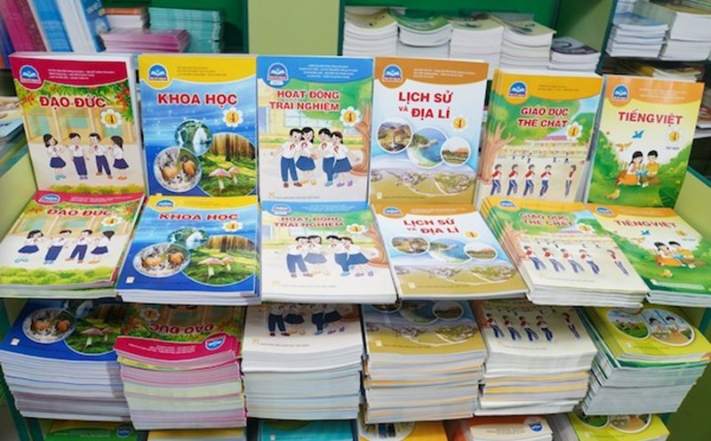 Bộ GDĐ yêu cầu hỗ trợ học sinh khó khăn, bổ sung sách giáo khoa cho địa phương ảnh hưởng mưa bão. Ảnh: Vân Trang