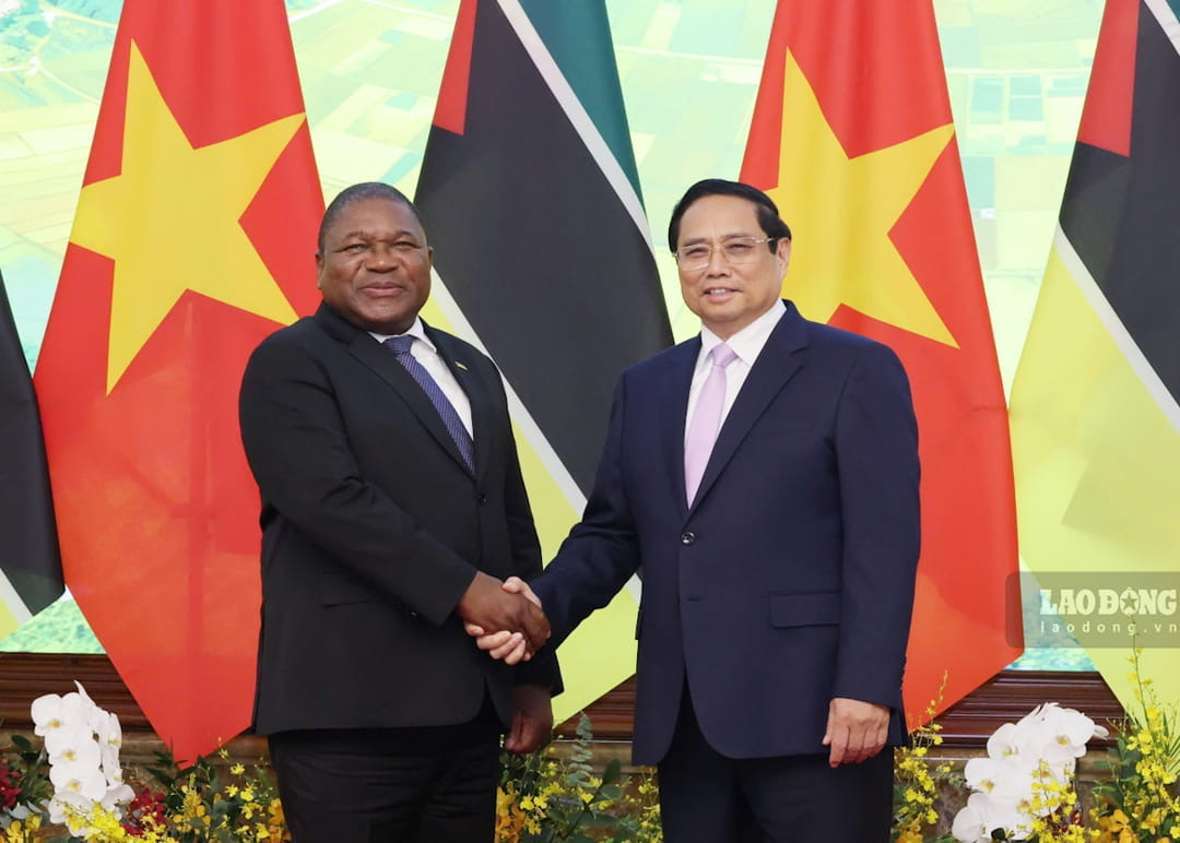 Prime Minister Pham Minh Chinh and Mozambique President Filipe Jacinto Nyusi. Photo: Hai Nguyen
