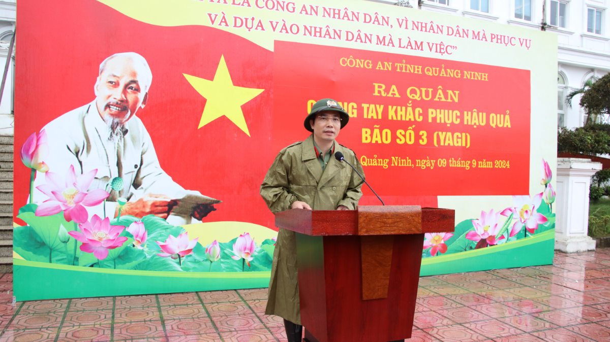 Colonel Tran Van Phuc - Director of Quang Ninh Provincial Police - gave a speech at the launching ceremony to overcome the consequences of typhoon Yagi. Photo: Quang Ninh Police