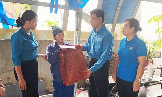 Đoàn công tác LĐLĐ tỉnh Quảng Ninh thăm tặng quà chị Bùi Thị Uyên - công nhân Công ty Môi trường đô thị Vân Đồn - bị ảnh hưởng do bão số 3. Ảnh: LĐLĐ Quảng Ninh