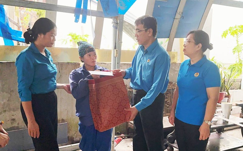 Đoàn công tác LĐLĐ tỉnh Quảng Ninh thăm tặng quà chị Bùi Thị Uyên - công nhân Công ty Môi trường đô thị Vân Đồn - bị ảnh hưởng do bão số 3. Ảnh: LĐLĐ Quảng Ninh