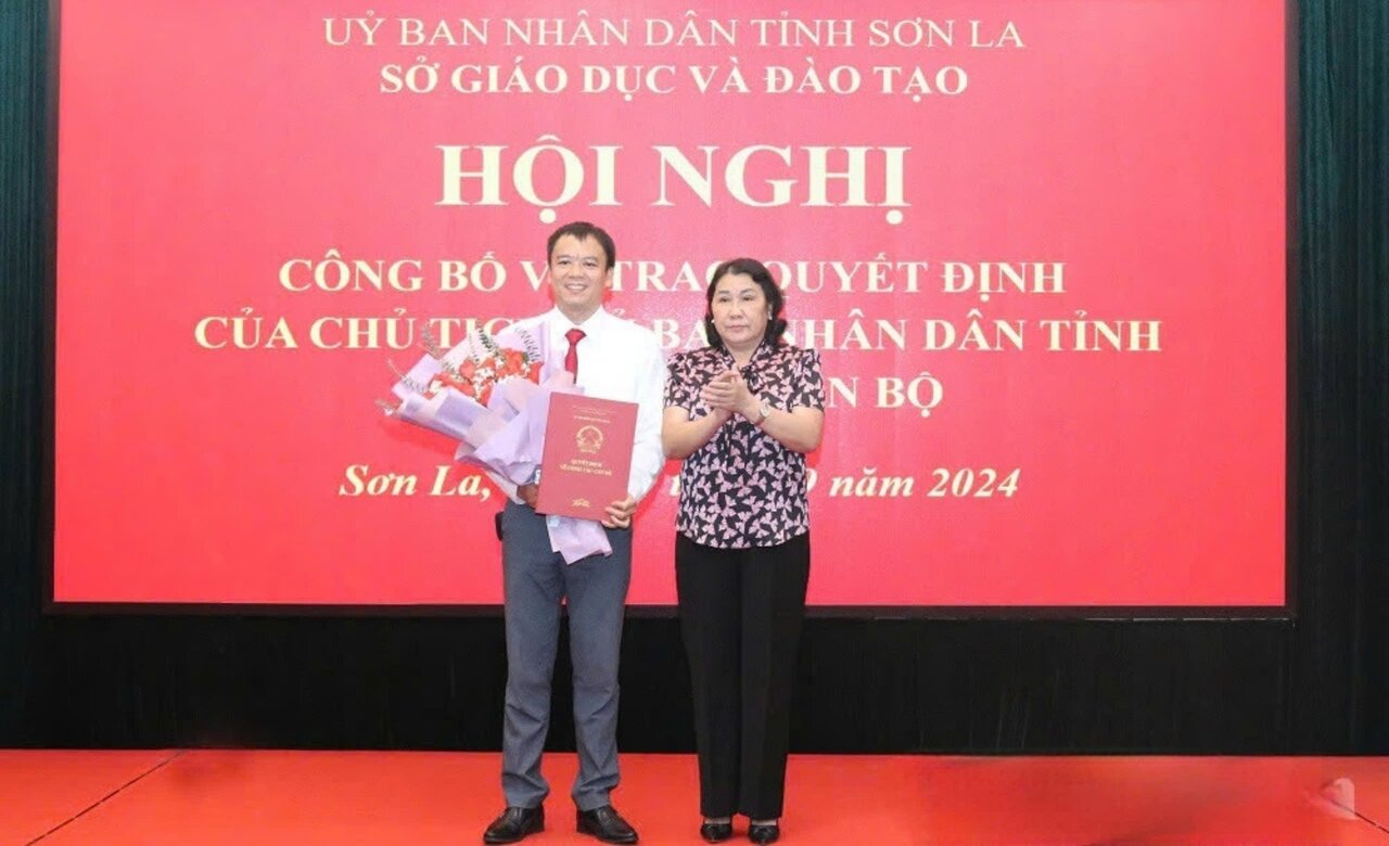 Bà Tráng Thị Xuân - Phó Chủ tịch Thường trực UBND tỉnh - trao quyết định cho tân Phó Giám đốc Sở Giáo dục và Đào tạo Sơn La. Ảnh: Diệp Hương