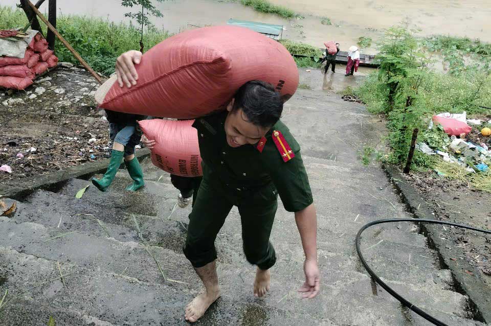 Lực lượng Công an tỉnh Điện Biên giúp người dân di dời tài sản đến nơi an toàn. Ảnh: CACC