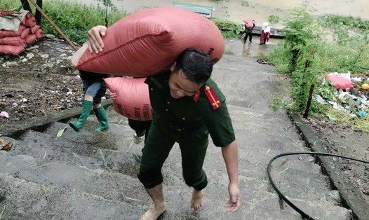 Lực lượng Công an tỉnh Điện Biên giúp người dân di dời tài sản đến nơi an toàn. Ảnh: CACC