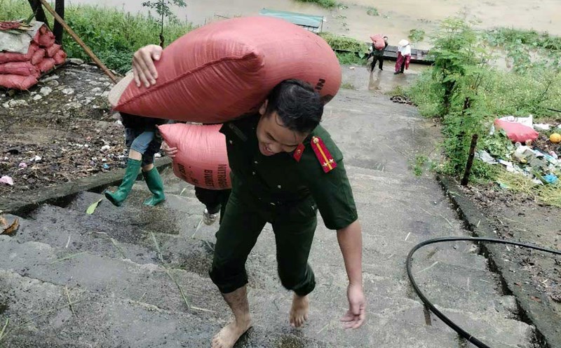 Lực lượng Công an tỉnh Điện Biên giúp người dân di dời tài sản đến nơi an toàn. Ảnh: CACC