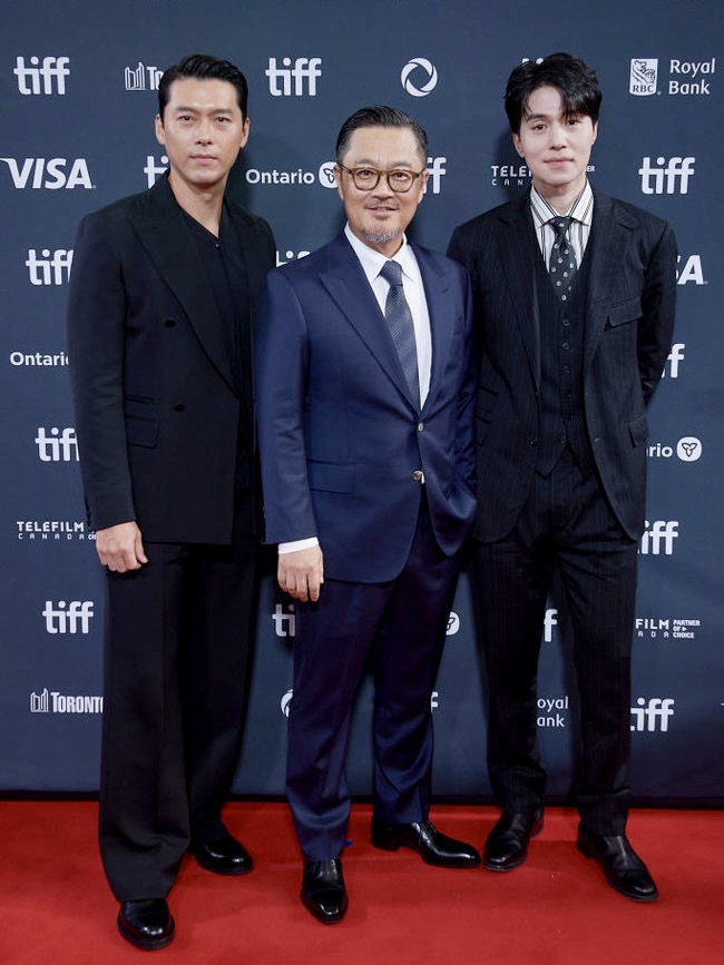 Director Woo Min Ho and Hyun Bin, Lee Dong Wook on the red carpet. Photo: Naver