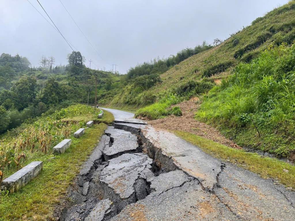 The road section in Lung Ly hamlet, Ca Thanh commune is damaged, cracked into ditches, with a high risk of landslides. Photo: Minh Anh.