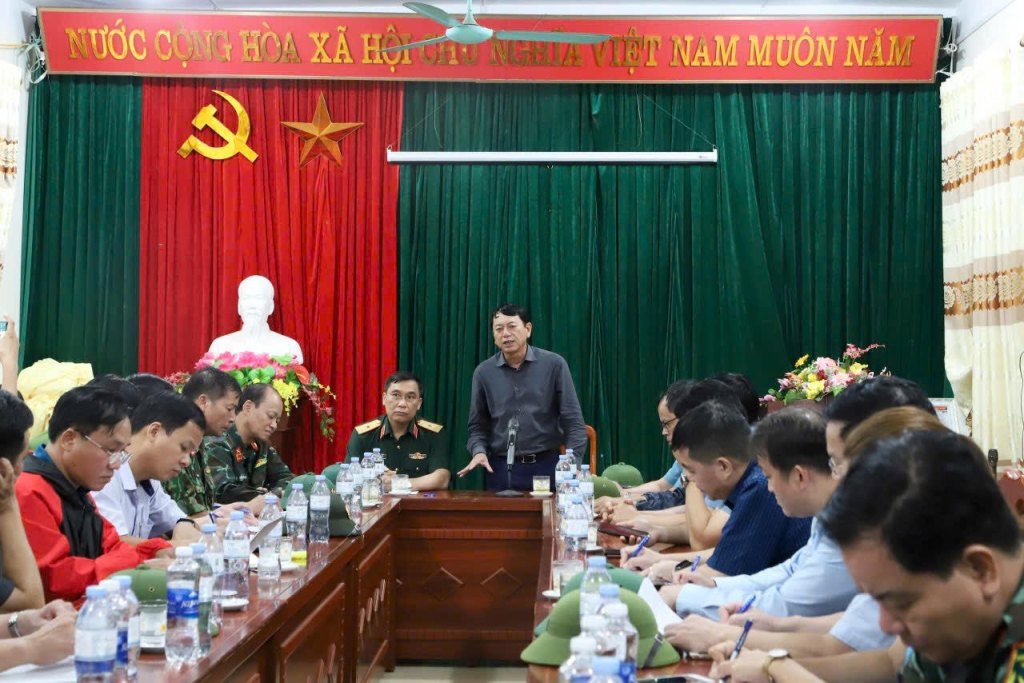 Chairman of the Provincial People's Committee Hoang Xuan Anh chaired a meeting to discuss rescue work. Photo: Minh Anh.