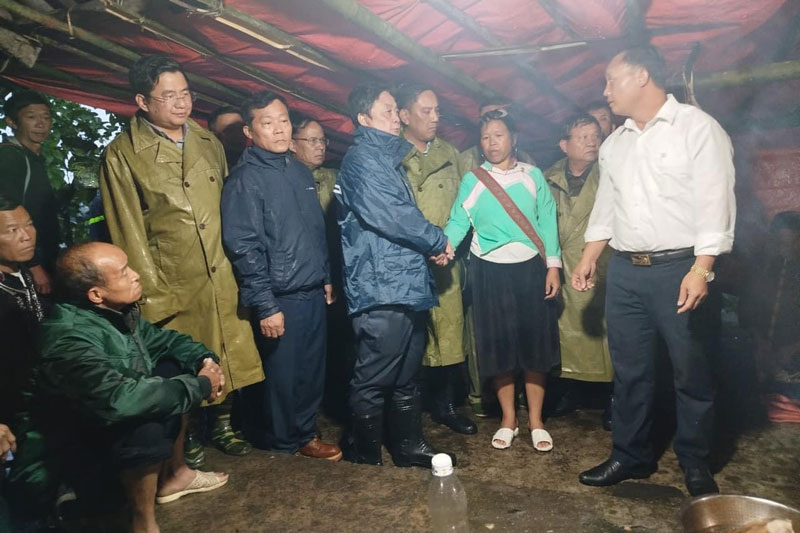 Bộ trưởng Bộ NNPTNT thăm hỏi người dân bị sạt lở tại xã Mường Hoa (Sa Pa) ngày 8.9. Ảnh: Đơn vị cung cấp
