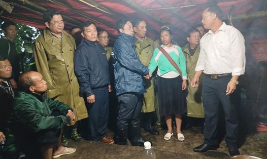 Bộ trưởng Bộ NNPTNT thăm hỏi người dân bị sạt lở tại xã Mường Hoa (Sa Pa) ngày 8.9. Ảnh: Đơn vị cung cấp