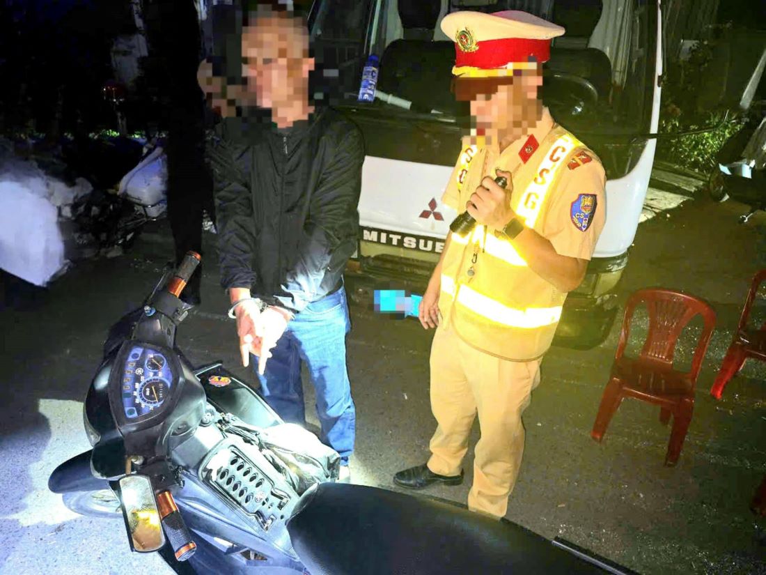 Đối tượng H (áo đen) bị bắt giữ. Ảnh: Công an Quảng Trị