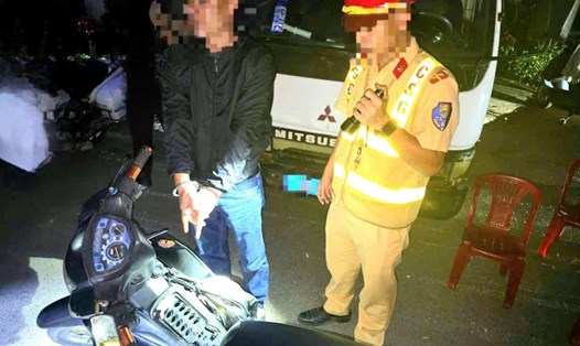 Đối tượng H (áo đen) bị bắt giữ. Ảnh: Công an Quảng Trị