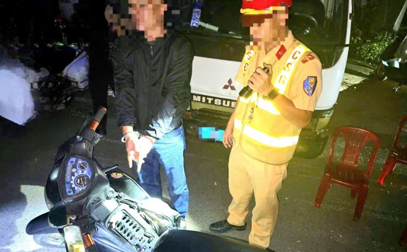 Đối tượng H (áo đen) bị bắt giữ. Ảnh: Công an Quảng Trị