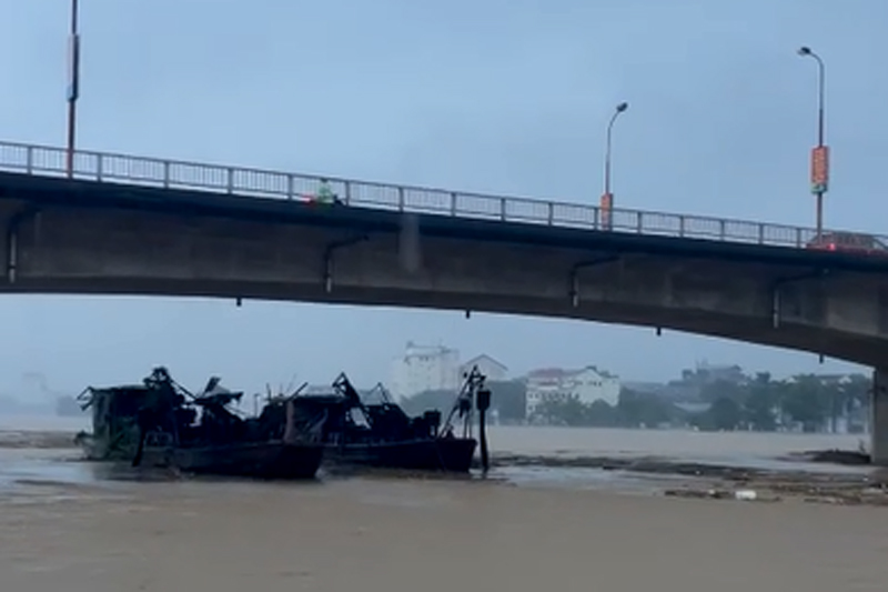 Hai tàu hút từ Trung Quốc đang trôi dạt về phía các tỉnh Lào Cai và Yên Bái. Ảnh cắt từ clip