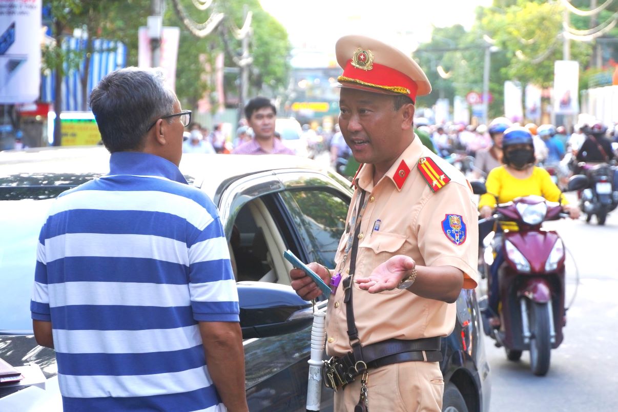 Cảnh sát giao thông ở Cần Thơ xử phạt người vi phạm giao thông. Ảnh: Tạ Quang