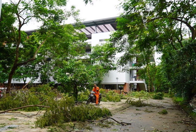 Nhiều trường học tại Hà Nội chuyển sang học trực tuyến vì chưa khắc phục được hậu quả sau cơn bão. Ảnh: Vân Trang