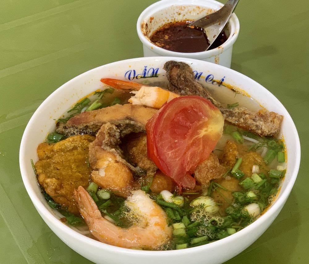 Bun ca Van tren pho Quan Thanh. Anh: Nhat Minh