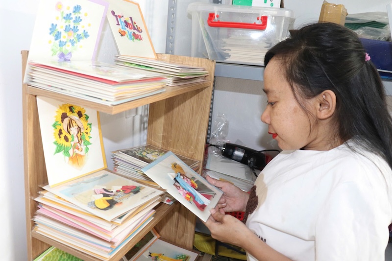 Chị Hồ Thị Láng (trú xã Hòa Phước, huyện Hòa Vang, TP. Đà Nẵng) cùng những sản phẩm mình làm ra. Ảnh: Nguyễn Linh