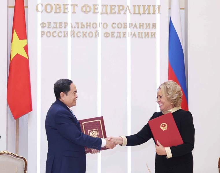 Chủ tịch Quốc hội Trần Thanh Mẫn và Chủ tịch V.I Matvienko ký thỏa thuận hợp tác giữa Quốc hội Việt Nam và Hội đồng Liên bang Quốc hội Liên bang Nga. Ảnh: TTXVN