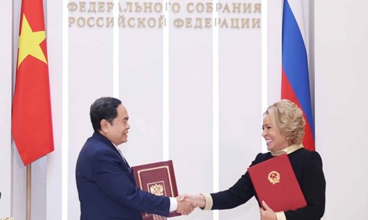 Chủ tịch Quốc hội Trần Thanh Mẫn và Chủ tịch V.I Matvienko ký thỏa thuận hợp tác giữa Quốc hội Việt Nam và Hội đồng Liên bang Quốc hội Liên bang Nga. Ảnh: TTXVN